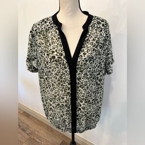 Torrid floral  blouse top black white/cream and yellow SZ 1 buttons EUC
